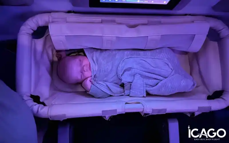 Nhiều hãng bay có cung cấp nôi (bassinet) cho trẻ dưới 2 tuổi với số lượng có hạn
