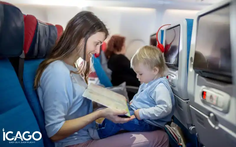 Trẻ em đi máy bay quốc tế vẫn phải trả tiền vé dù không ngồi ghế riêng