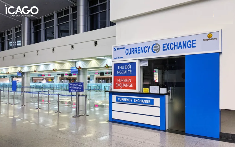 Các sân bay quốc tế tại Việt Nam thường có sẵn các ki-ốt đổi tiền ngoại tệ